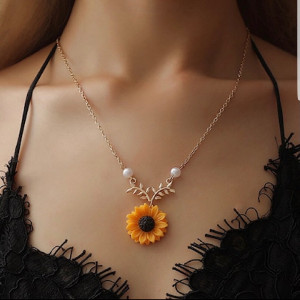 🌻 Sunflower Pearl Gold Leaf Necklace